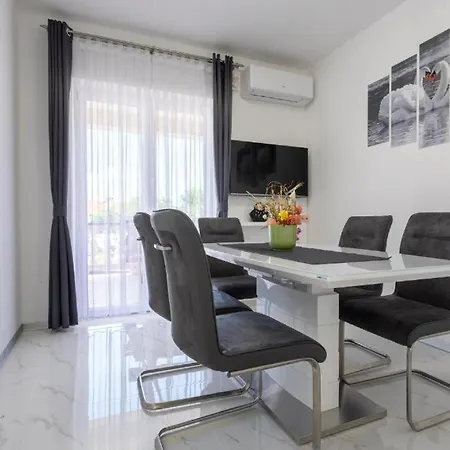 Apartman Naomi Krk Town Exterior photo