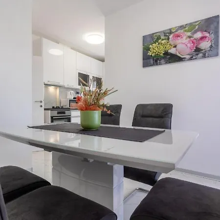 Apartman Naomi Krk Town Exterior photo